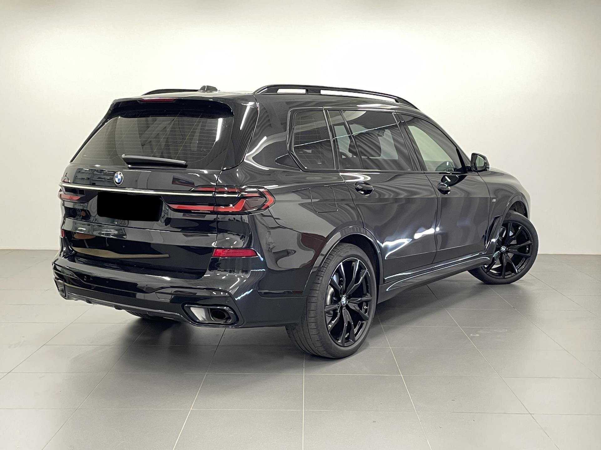 BMW X7 40d xDrive Msport | facelift | skladem | české předváděcí auto | velké naftové SUV | černá metalíza | černá kůže | perfektní výbava | super cena | nákup online | AUTOiBUY.com